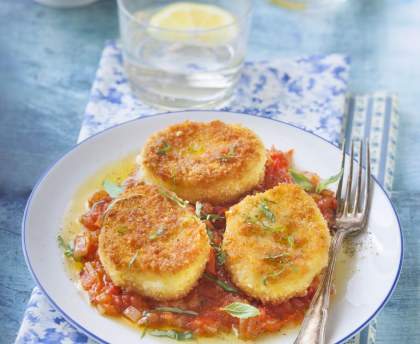 Mozzarella panée sur coulis de tomates