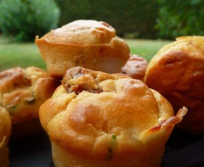 Muffins aux tomates confites, feta et basilic