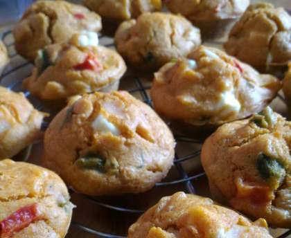 Muffins poivron, tomate séchée, feta et basilic