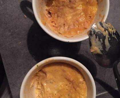 Mug cake au thon et au persil