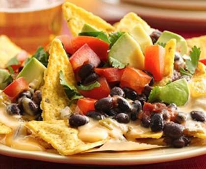 Nachos au fromage, haricots rouges, maïs et guacamole