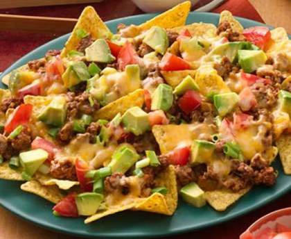 Nachos faciles au bœuf, oignons, avocat et tomates