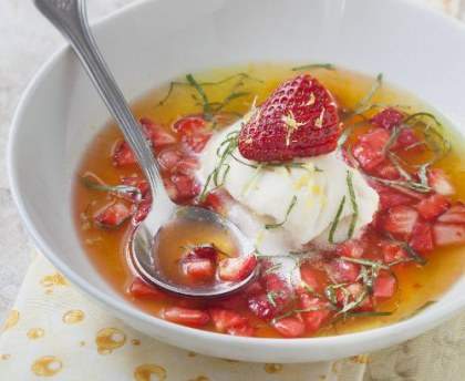Nage de fraises au citron vert et au basilic