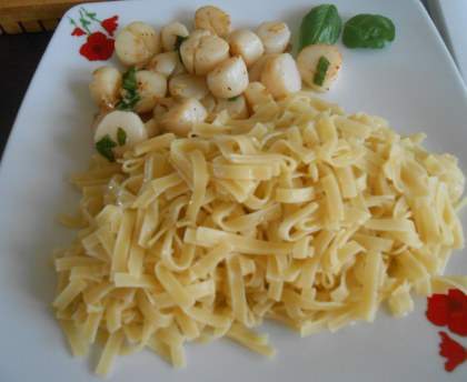 Noix de pétoncles au beurre salé aillé et basilic