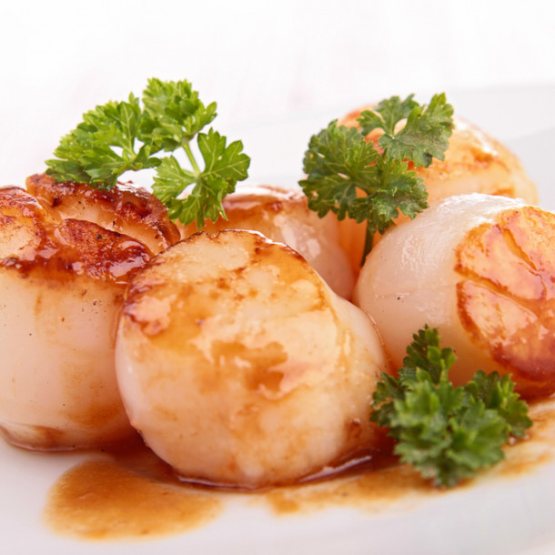 Noix de Saint-Jacques à la sauce bisque de homard