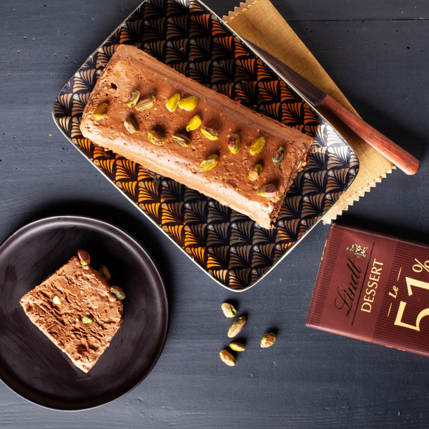 Nougat glacé au chocolat, quinoa soufflé et pistache