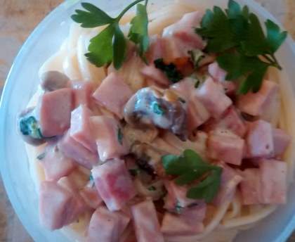 Nouilles au jambon, ail et persil