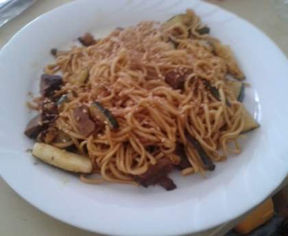 Nouilles chinoises à la courgette, canard et graines de sésame