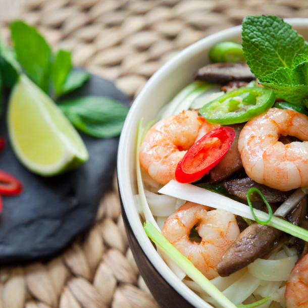 Nouilles chinoises aux gambas et champignons noirs