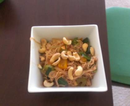 Nouilles chinoises sautées aux 7 légumes et aux noix de cajou