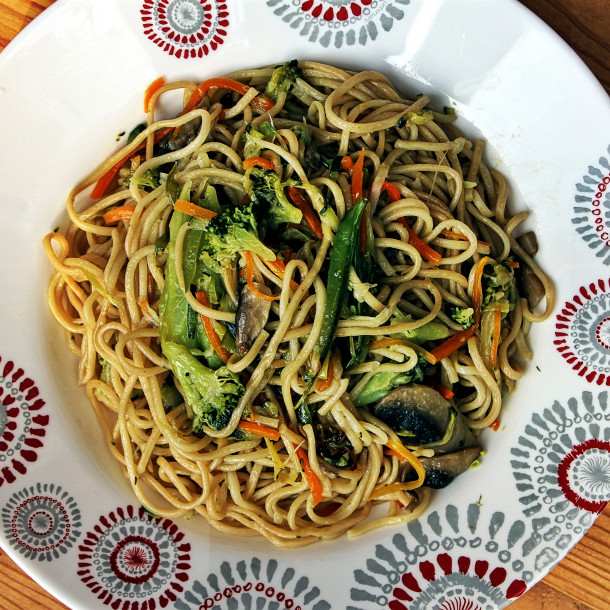 Nouilles chinoises sautées aux légumes