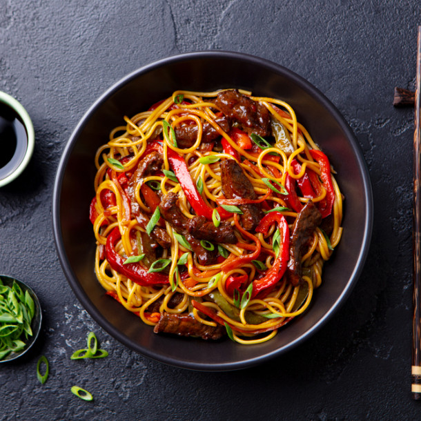 Nouilles sautées au bœuf sauce tomate, poivre de Sichuan et piment doux