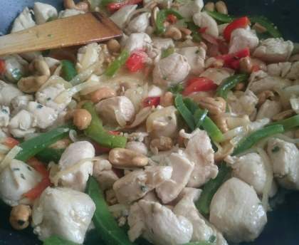 Nouilles sautées au poulet et noix de cajou