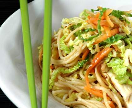 Nouilles sautées aux légumes et poulet (chine)