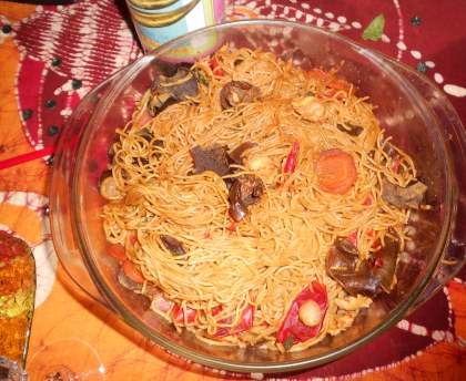 Nouilles sautées poulet poivron carotte et radis