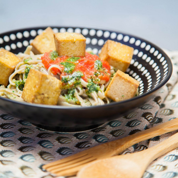 Nouilles soba aux tomates, au pesto de roquette et au tofu grillé