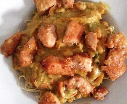 Nouilles thaï au curry et son poulet mariné à l'ail et au sirop d'agave