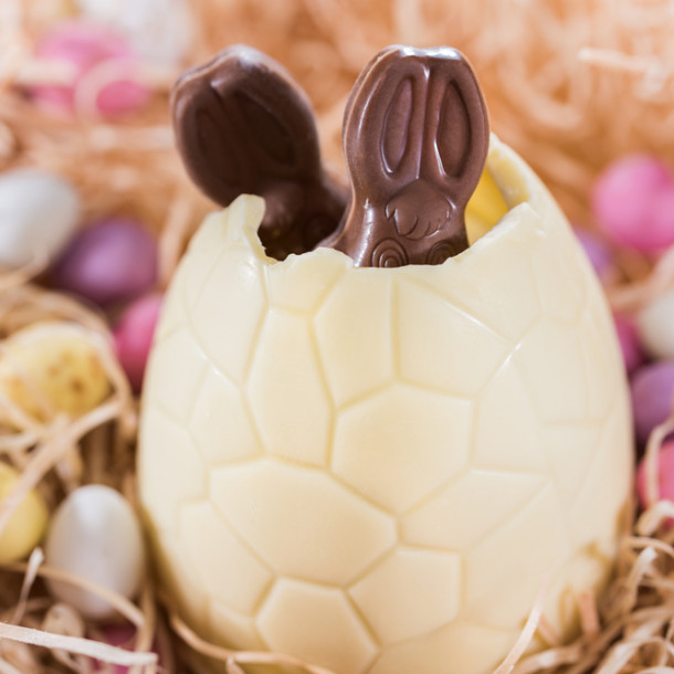 Oeuf au chocolat blanc façon bonbonnière et cœur aux œufs en sucre