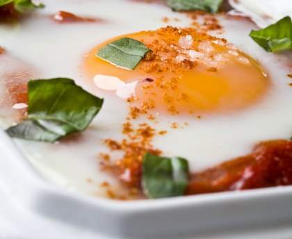 Oeuf cocotte tomate piment et basilic