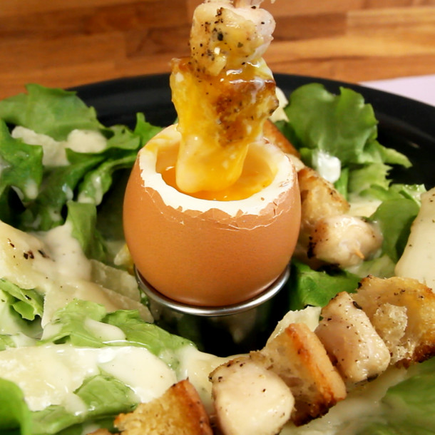 Oeuf coque césar et mouillette au poulet par FAST[OCHE]®