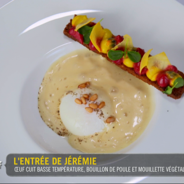 Oeuf cuit basse température, bouillon de poule et mouillette végétale
