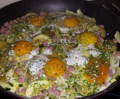 Oeufs au plat sur lit de courgettes et jambon