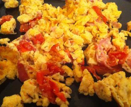 Oeufs brouillés, tomate, jambon et bethmale (fromage)