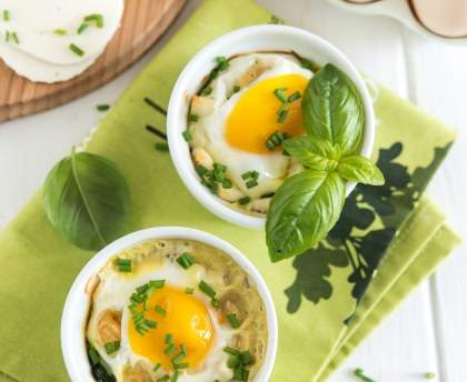 Oeufs cocotte au chèvre et aux lardons