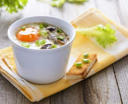 Oeufs cocotte aux cèpes et aux champignons de Paris