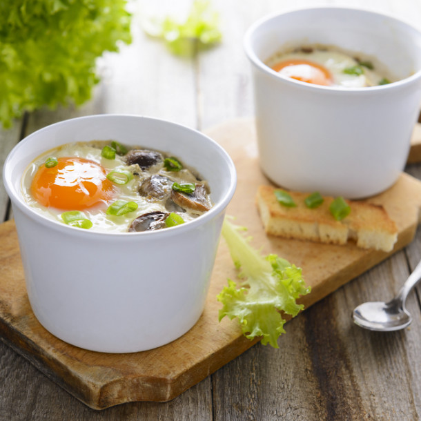 Oeufs cocotte aux champignons et aux lardons