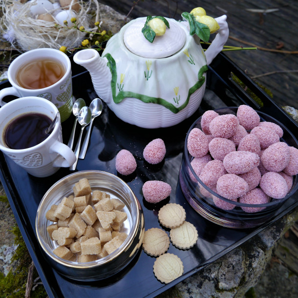 Oeufs de Pâques aux biscuits roses de Reims