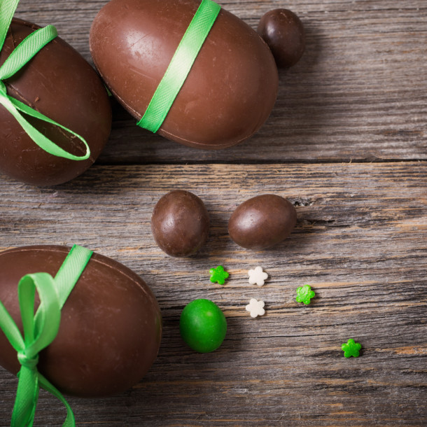 Oeufs en chocolat noir à l'orange