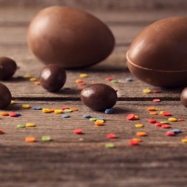 Oeufs en chocolat noir fourré ganache fève Tonka