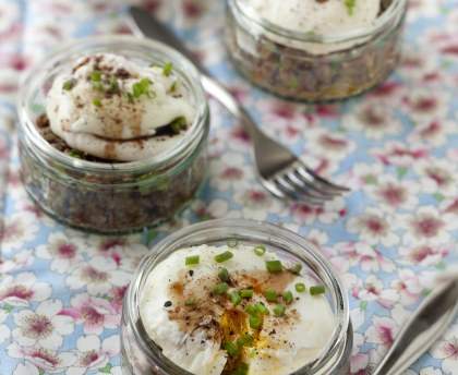 Oeufs mollets sur lit de lentilles en salade