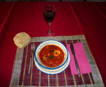 Oeufs pochés à la sauce tomate