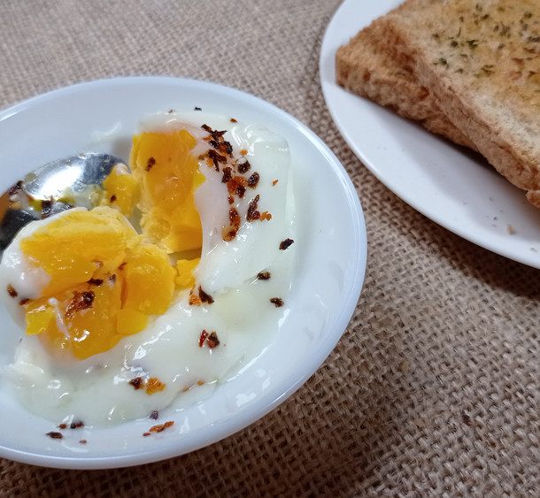 Oeufs sur le plat factice et émulsion de blancs d'œufs aux baies de goji