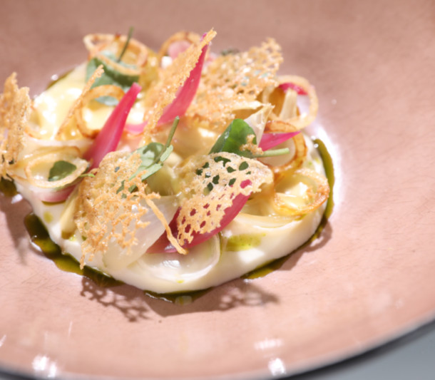 Oignon en texture, sabayon à l’huile de noix, tuile de sarrasin et bouillon d’oignon