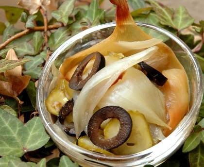 Oignons cuits aux cornichons