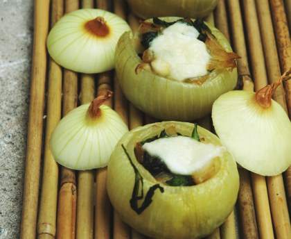 Oignons de Roscoff farcis aux épinards et à la mozzarella