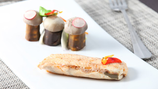 Omble chevalier, poché au jambon « faux champignons et légumes croquants »