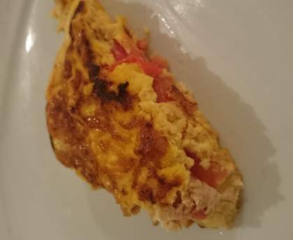 Omelette au thon, poivron et tomate 