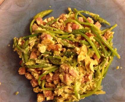 Omelette aux asperges sauvages de ma maman