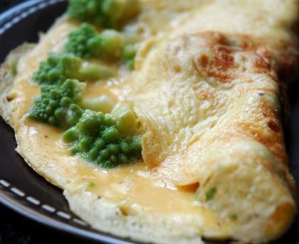Omelette tendre et croquante (au chou romanesco)