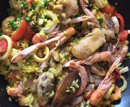Paëlla au poulet et aux crustacés