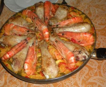 Paella aux pilons de poulets, encornets et gambas