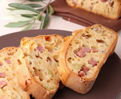 Pain au jambon et aux olives