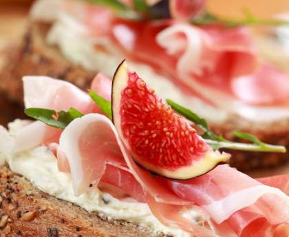 Pain au jambon fumé, chèvre, figues et miel
