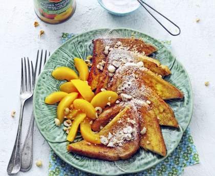 Pain perdu aux pêches et aux éclats de  noisettes