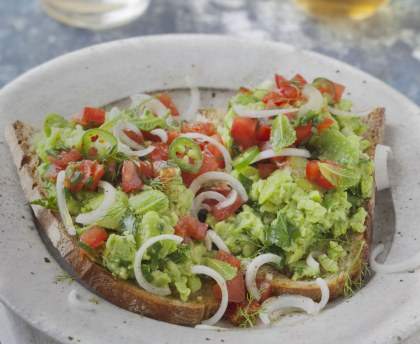 Pain toasté à la purée de fèves