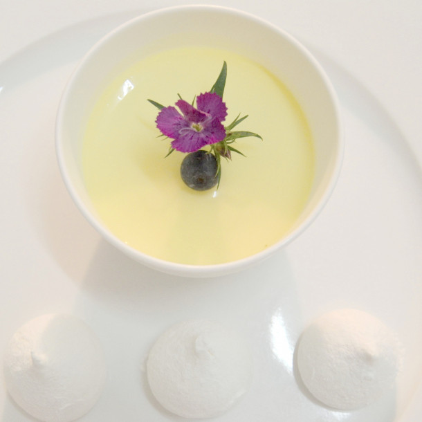 Pana cotta à la vanille coulis de cerises à l'amaretto, pistaches concassées